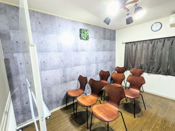 机は折りたためるため、机なしのレイアウトも可能です。 - レンタルスペースGalaxy 三軒茶屋-ポラリス 三軒茶屋駅徒歩1分。多目的レンタルスペース『三軒茶屋-ポラリス』の室内の写真