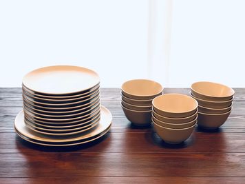 大皿２枚、中皿１２枚、お茶碗１２個 - ルカリオ北堀江 パーティールーム、多目的ルームの設備の写真
