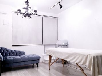 隣にはゴシック調のスペースもあり、空き状況に応じて利用予約が可能です。 - レンタルサロンaMieu麻布十番 aMieu麻布十番/Blanc(白)の室内の写真