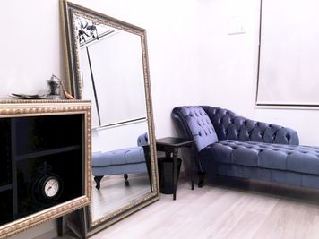 隣のスペースには大きな鏡やソファなどもあります。 - レンタルサロンaMieu麻布十番 aMieu麻布十番/Blanc(白)の設備の写真