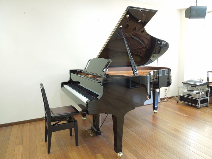 スガナミ楽器永山センター グランドピアノの室内の写真