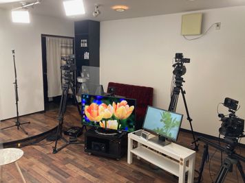 撮影&録音機材が充実 - アサカヤ要町スタジオ オンライン配信可能な防音スタジオの室内の写真