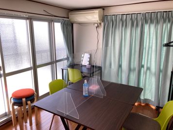 ３階は控室。
換気扇完備&風通しの良い部屋のため、
三密回避にも対応。
ベランダに喫煙所あり。 - アサカヤ要町スタジオ オンライン配信可能な防音スタジオの室内の写真