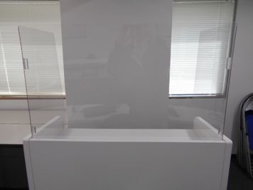 演台
飛沫拡散防止
アクリルパネル - 第一総合警備保障株式会社 ３階　研修・会議室の設備の写真