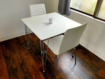 打ち合わせに使えるテーブルセット - レンタルスペース　エキニシ　楽の室内の写真