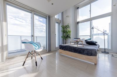 南向きの二面の窓から自然光が豊富に差し込む明るいベッドスペース
※撮影向けベッドセットなし - SHINJUKU#1 | シンジュク#1 LAG SPACEの室内の写真