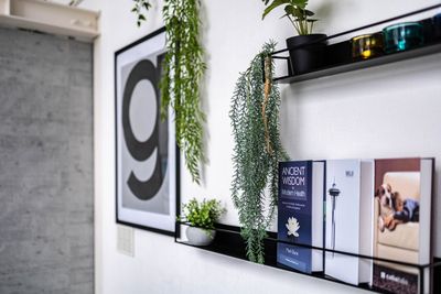 商品もディスプレイできる壁掛け棚 - SHINJUKU#1 | シンジュク#1 LAG SPACEの室内の写真