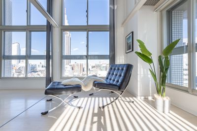 都会の街並みを背景に撮影可能 - SHINJUKU#1 | シンジュク#1 LAG SPACEの室内の写真