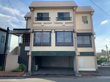 ３階建ての建物/２、３階スタジオ/１階部分２台駐車可/建物向かって右にも２台駐車可 - レンタルスペースDeals水前寺 Deals水前寺  ２階スタジオの外観の写真