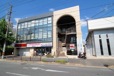 葛野大路通りに面しています。
（奥は住居区画となっているので違います） - 葛野大路八条カルチャー教室 多目的スペースの外観の写真