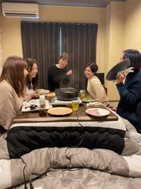 6〜8人用の大きいテーブルがあるのでテレワークにも最適 - Dolphins Cafe テレワークやオフ会、ママ会に最適♪おこたでほっこり♪の室内の写真