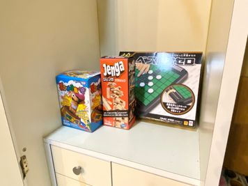 ボードゲームは棚の中にございます♪ - セット＠栄 レンタルスペースの設備の写真