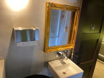 美しいデザインの洗面台で洗練されたトイレ空間 - 神保町駅徒歩1分イベントスペース ＧW特別割引キャンペーン中の設備の写真