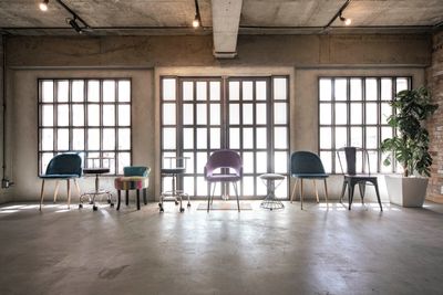 さまざまな種類の椅子がございます。 - Photo Studio NY 水中撮影可能なスタジオの設備の写真