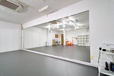 幅5.1m×高さ1.8mの大型鏡 - 中野レンタルスタジオ「オドリバ」 レンタルスタジオの設備の写真