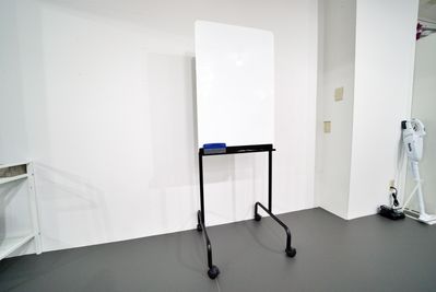 ホワイトボード（幅60cm×高さ90cm） - 中野レンタルスタジオ「オドリバ」 レンタルスタジオの設備の写真