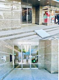 入り口はこちらです、エレベーターで地下一階までお越しください。早朝、深夜はオートロックになります。 - ワンクロ中目黒スタジオ レンタルスタジオ 多目的スペース 中目黒駅前の入口の写真