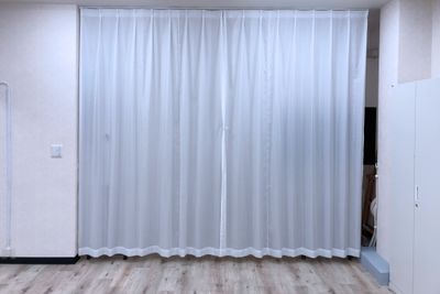 カーテンを引くと、更衣スペースになります。 - スタジオキビス小山店 ダンスができるレンタルスタジオ丨スタジオキビス小山店の設備の写真