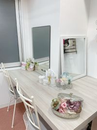 大きめの鏡は２個ごご用意しております。
また、店内には大きい姿見もございます。 - myclosetヘアセットブース レンタルサロンの室内の写真