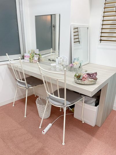 ブースには２席ございます。

ネイル、メイクレッスン、ヘアメイク、パーソナルカラー診断に最適です!
お出かけ前のパウダールーム利用もOK! - myclosetヘアセットブース レンタルサロンの室内の写真