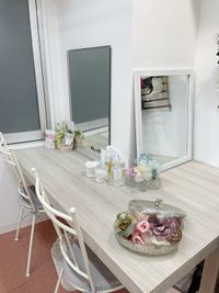 自然光の入るフロストガラス窓があります。
開けて頂けましたら、換気も可能です。
ブース上部には換気扇。
カウンターテーブル付近には空気清浄機も設置してあります。 - myclosetヘアセットブース レンタルサロンの室内の写真