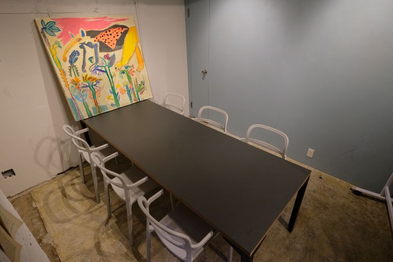落ち着いた壁色の会議室 - GOODOFFICE六本木 会議室の室内の写真