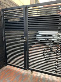 エントランスのドア。駐車場をご利用の場合には、ドアを全部開けてとめてください。 - 南青山デザイナーズハウス Studio Dream Sharingの外観の写真