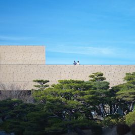 京都随一の文化ゾーン、岡崎エリアまで徒歩10分。美術館や図書館、書店やホール、ギャラリーなどアートや文化に触れられます。 - mado 自然光の入るレンタルワークスペースの室内の写真