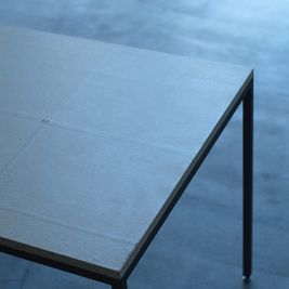 ワークテーブル
(750mm×750mm)×4 - mado 自然光の入るレンタルワークスペースの設備の写真