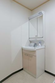 個室洗面室あり（兼更衣室） - レンタルスタジオアルル上本町 ダンス、バレエ、ヨガができるの室内の写真