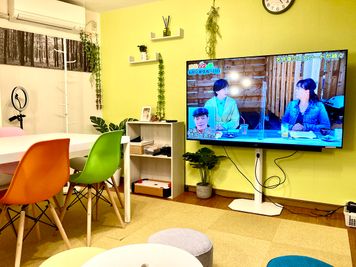 65型大型テレビ完備 - としょかんのうら・かしわ ポップでおしゃれなスペース🍃貸会議室「としょかんのうら柏」の室内の写真