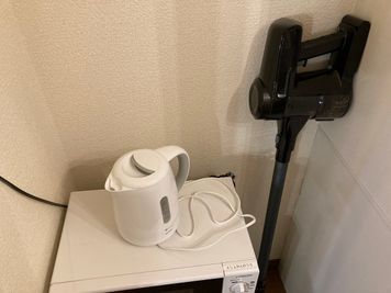 電気ケトル、スティック型掃除機 - としょかんのうら・かしわ ポップでおしゃれなスペース🍃貸会議室「としょかんのうら柏」の設備の写真