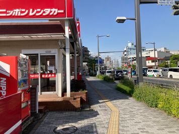 ニッポンレンタカーを左に見ながら進む - としょかんのうら・かしわ ポップでおしゃれなスペース🍃貸会議室「としょかんのうら柏」のその他の写真