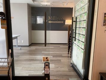 入口です。
ここの足元のキーボックスを開けてください。 - ミリヨン  シェアスペース 黄緑の扉の０３ルームの室内の写真