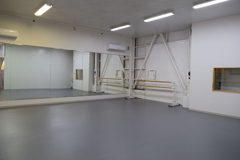 7.5M×7.5M
天井高3.6M - 梶原バレエワークス バレエ ダンス ヨガスタジオの室内の写真