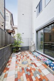 ダイアモンドムーンパレス高田馬場 姫系多目的空間(1F)庭でBBQの室内の写真
