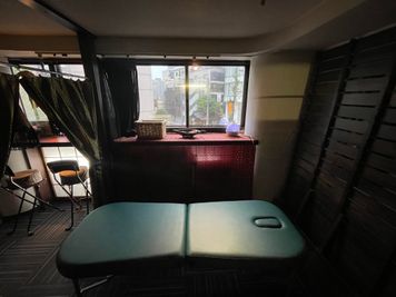 ベットスタイルに変更も出来ます(事前予約必須) - タイ古式サロン、サバーイカーイ名駅東店 サロンスペースの室内の写真