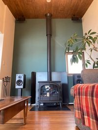 お気に入りのBGMも流せます。CDプレーヤーあり。iPhoneなどからもイヤホンジャックで接続可能です。 - SHONAN SURFSIDE テレワークスペース・お一人用料金の室内の写真