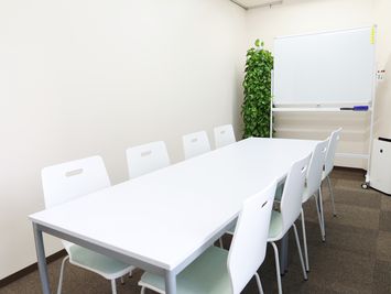 背もたれ付きの椅子は8脚です - 貸し会議室　みらいスペース赤坂 みらいスペース赤坂の室内の写真