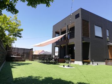 お庭と建物１Fをご利用いただけます。 - Malibu一宮 貸切りBBQスペースの室内の写真