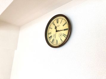 カチカチ音のしない時計なので動画撮影にも最適 - MEETINGROOM 85坂戸 貸会議室/個室/8名/清潔/格安の室内の写真