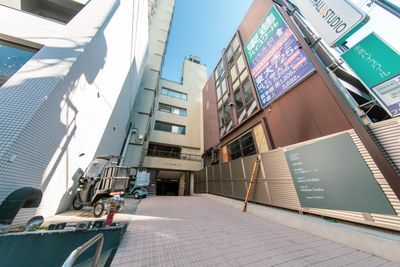 道路から少し奥まったビルです - 渋谷スペース  406の外観の写真