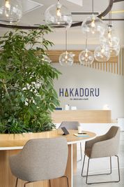 ©︎Nacása & Partners Inc. FUTA Moriishi - HAKADORU新宿三丁目店 会議室６人用の設備の写真