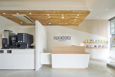 ©︎Nacása & Partners Inc. FUTA Moriishi - HAKADORU新宿三丁目店 会議室６人用の入口の写真