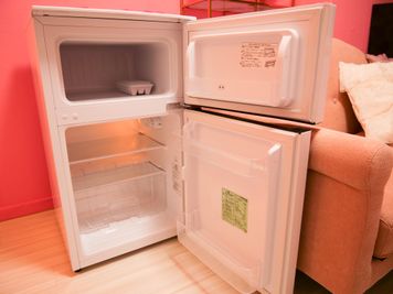 冷蔵庫は2ドア式で冷蔵庫と冷凍庫が分かれているタイプ - espace fleurs パーティールーム、多目的スペースの設備の写真