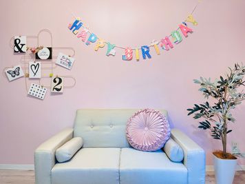 お誕生日会のHAPPY BIRTHDAYのガーランドご準備しております😊（ご自身で取り付けお願い致します。） - sunsun 三ノ宮 パーティースペースの室内の写真