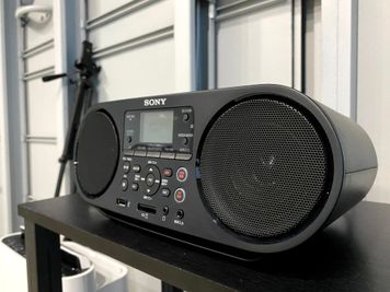 スマホやウォークマンなどの音楽をワイヤレスで再生できるBluetooth対応スピーカー！【オーディオ再生対応】Bluetooth、CD、USB機器、SDメモリーカード - ONSTA｜オンスタ Aスタジオの設備の写真