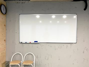 ホワイトボードを利用してフォーメーションの確認ができます。講師の方は教える内容の確認に使え、分かりやすいコーチングが行えます。 - ONSTA｜オンスタ Aスタジオの設備の写真
