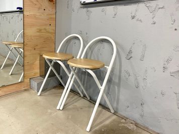 椅子は2脚ありますが、利用者の方は休息以外にもスマホを手元に置くための台に使ったりしています。 - ONSTA｜オンスタ Aスタジオの設備の写真