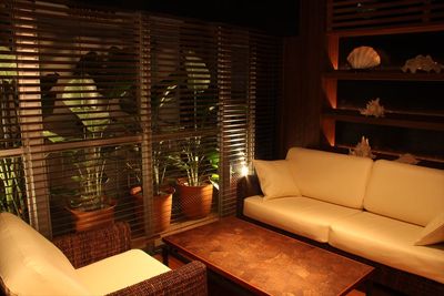 バーラウンジスペース　窓際ソファー席 - FURACHI（フラチ） バーラウンジ＆BBQテラスの室内の写真